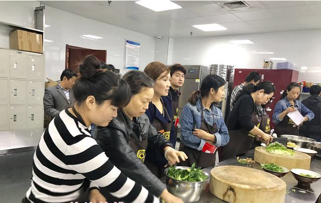 同辉餐饮左左香肉夹馍 一对一现场教学，开启餐饮技术咨询服务新篇章